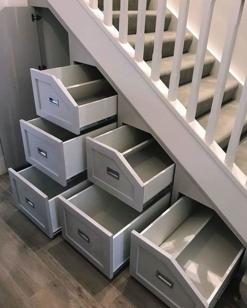 Ящики под лестницей