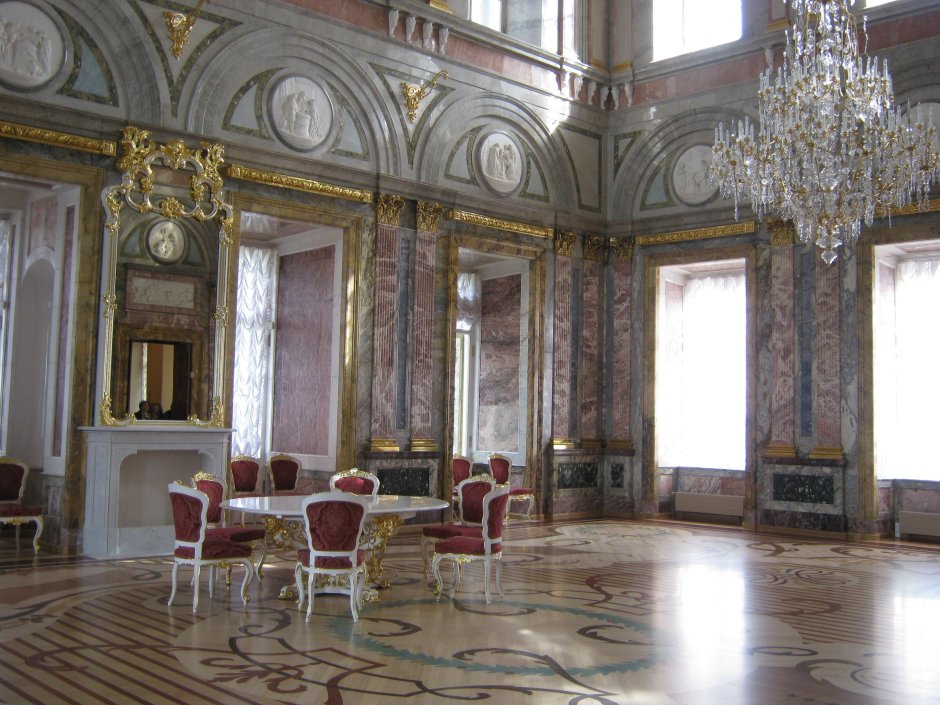 Бальный зал белый во Дворце