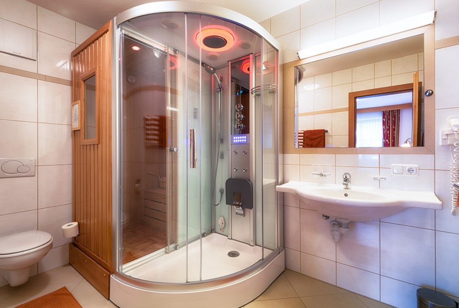 Интерьер ванной комнаты с душевой кабиной
