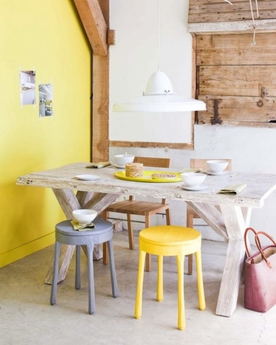 Желтые тканевые стулья в интерьере кухни