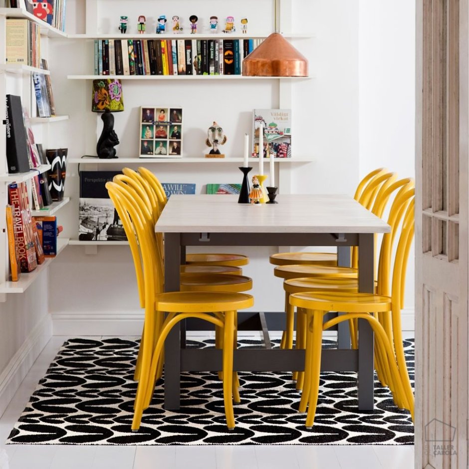 Кухня желтые стены и стулья