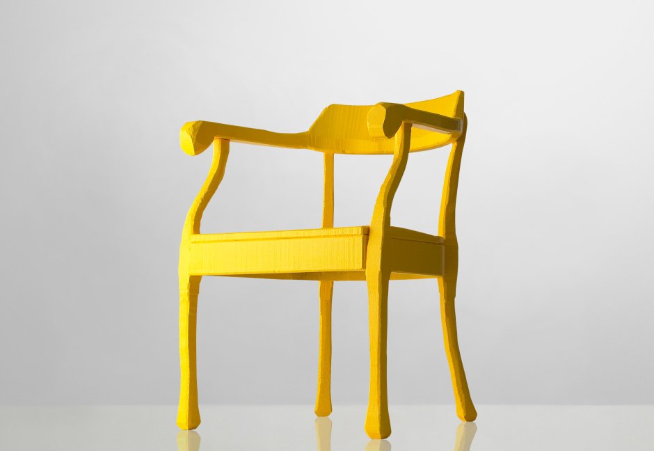 Ярко желтый стул