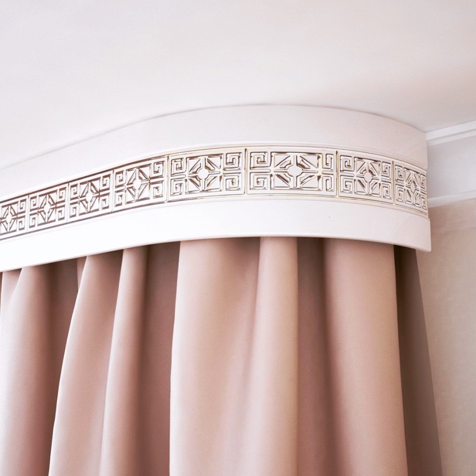 Радиусный карниз для штор натяжной