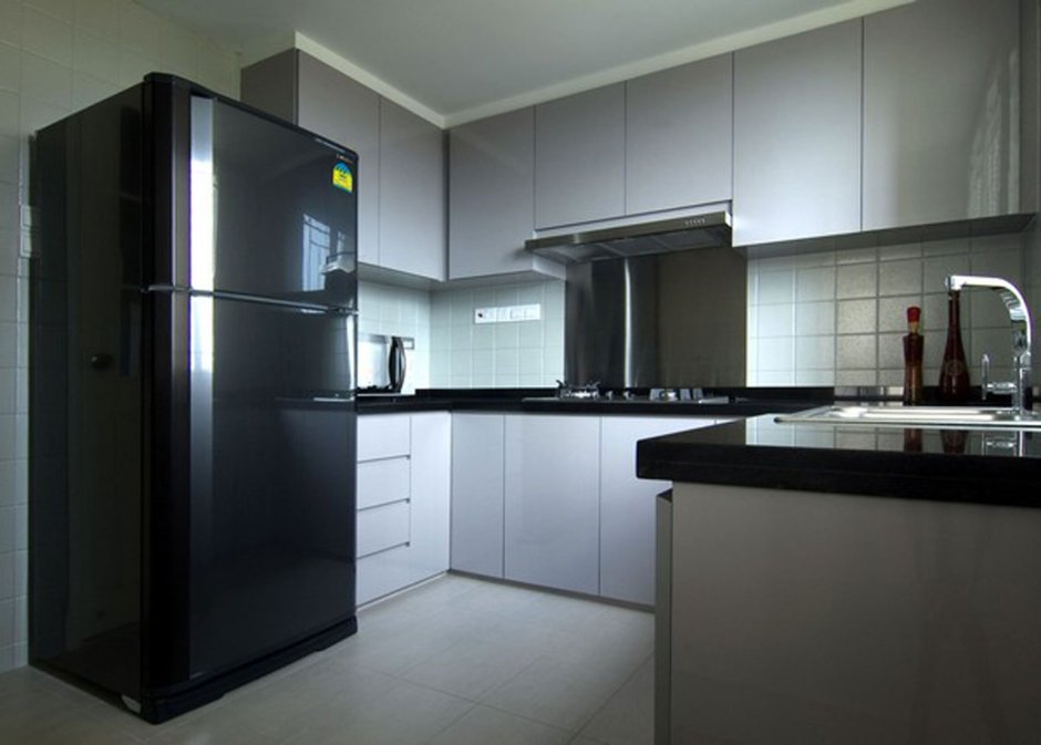 Графитовая кухня с черным холодильником