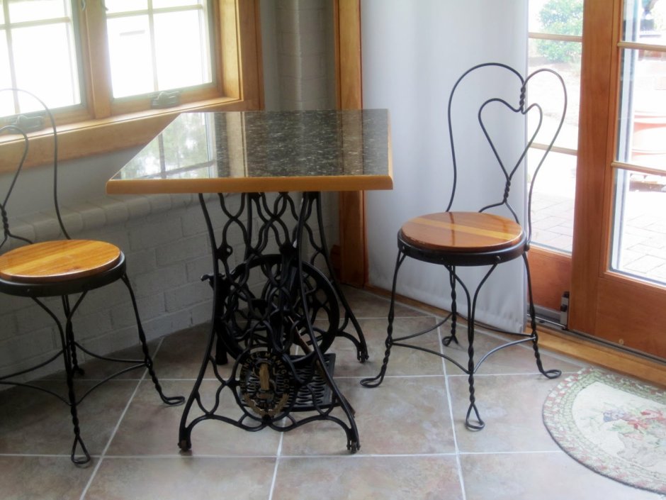 Кухонный стол из машинки Зингер