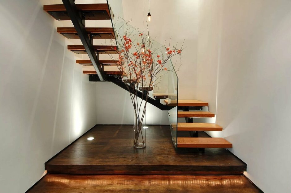Металлическая лестница с деревянными ступенями