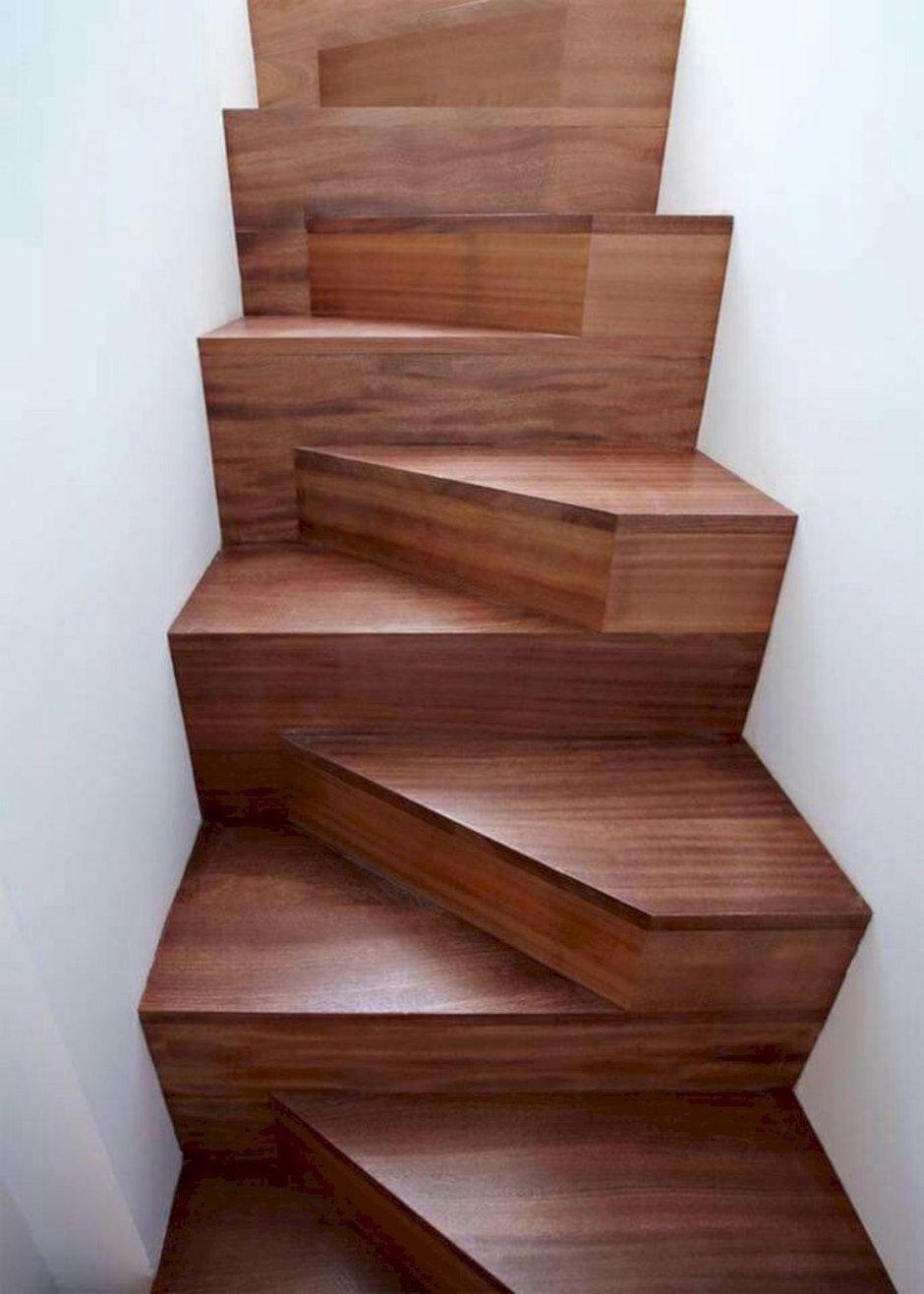 Крутая деревянная лестница