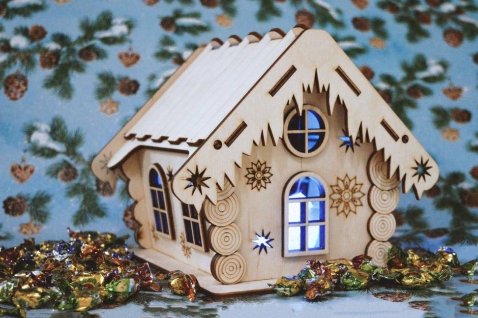 Новогодний деревянный домик