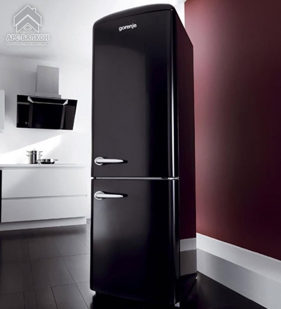 Черный холодильник в интерьере