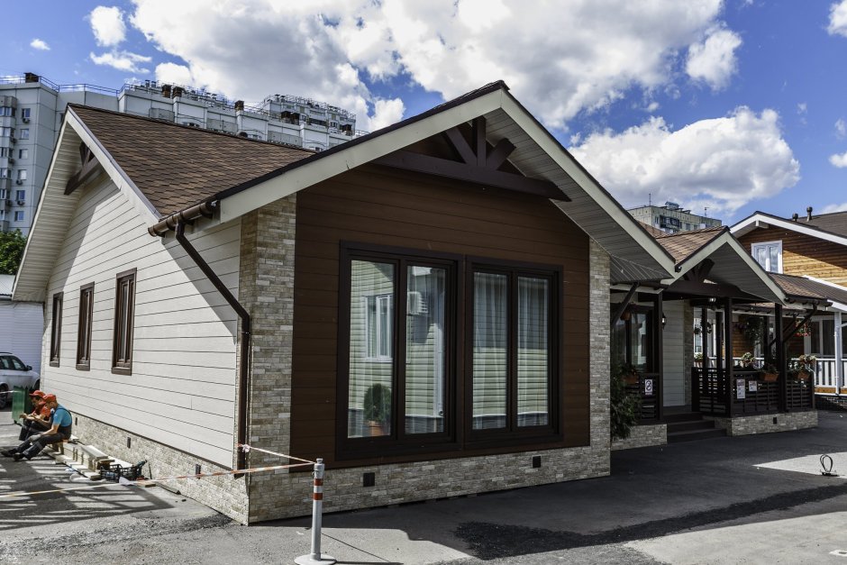 Планкен и камень на фасаде