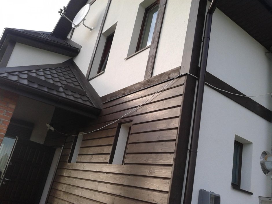 Комбинированный фасад штукатурка и планкен одноэтажный дом