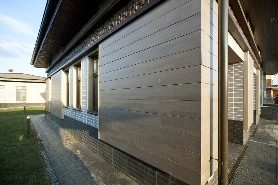 Кирпич и планкен на фасаде