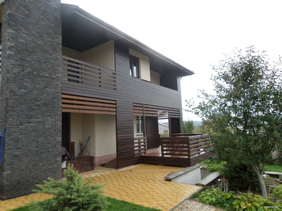 Отделка фасада дома планкен и штукатурка