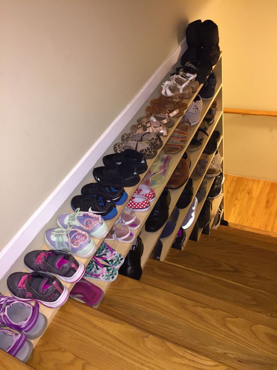 Полка для обуви под лестницей