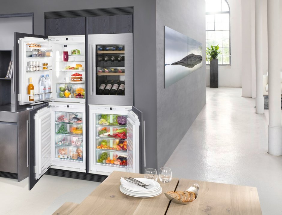 Двухдверный холодильник в кухонном гарнитуре