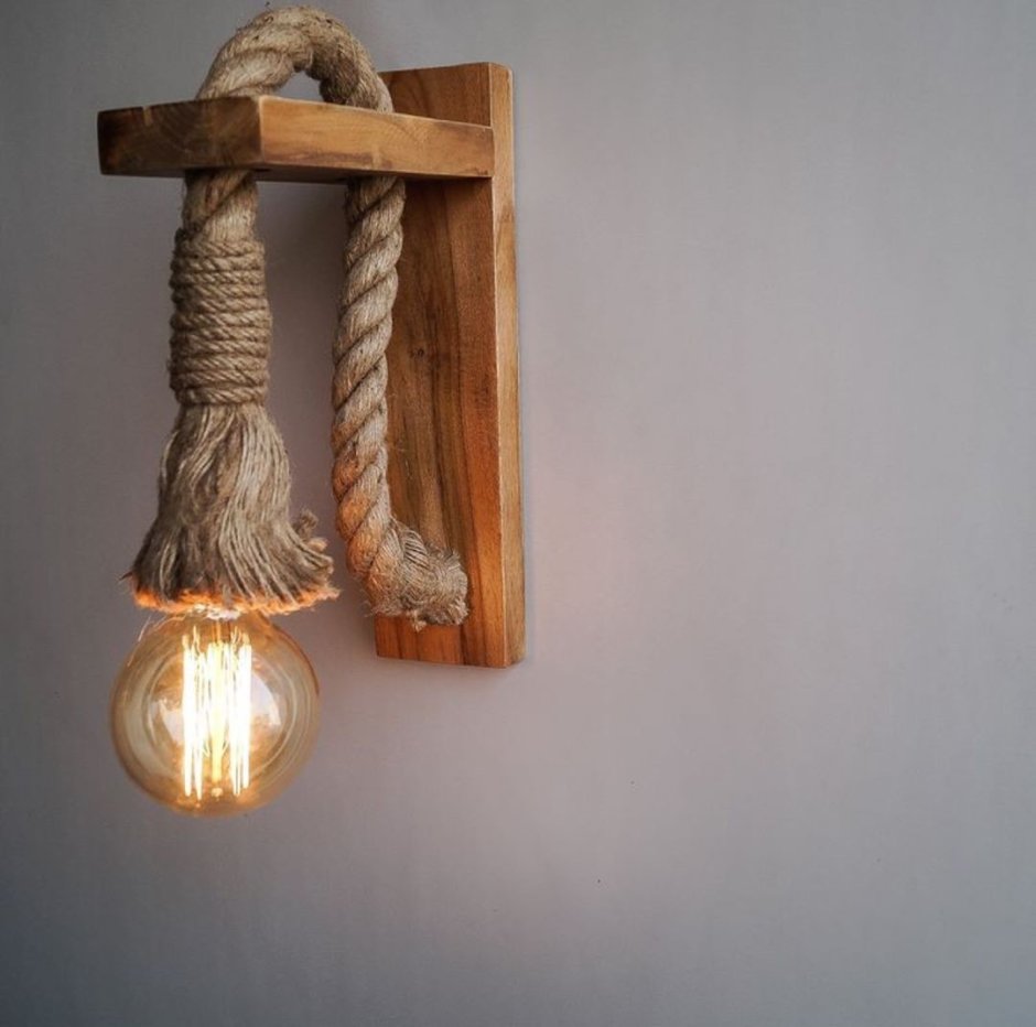 Настенная лампа из дерева