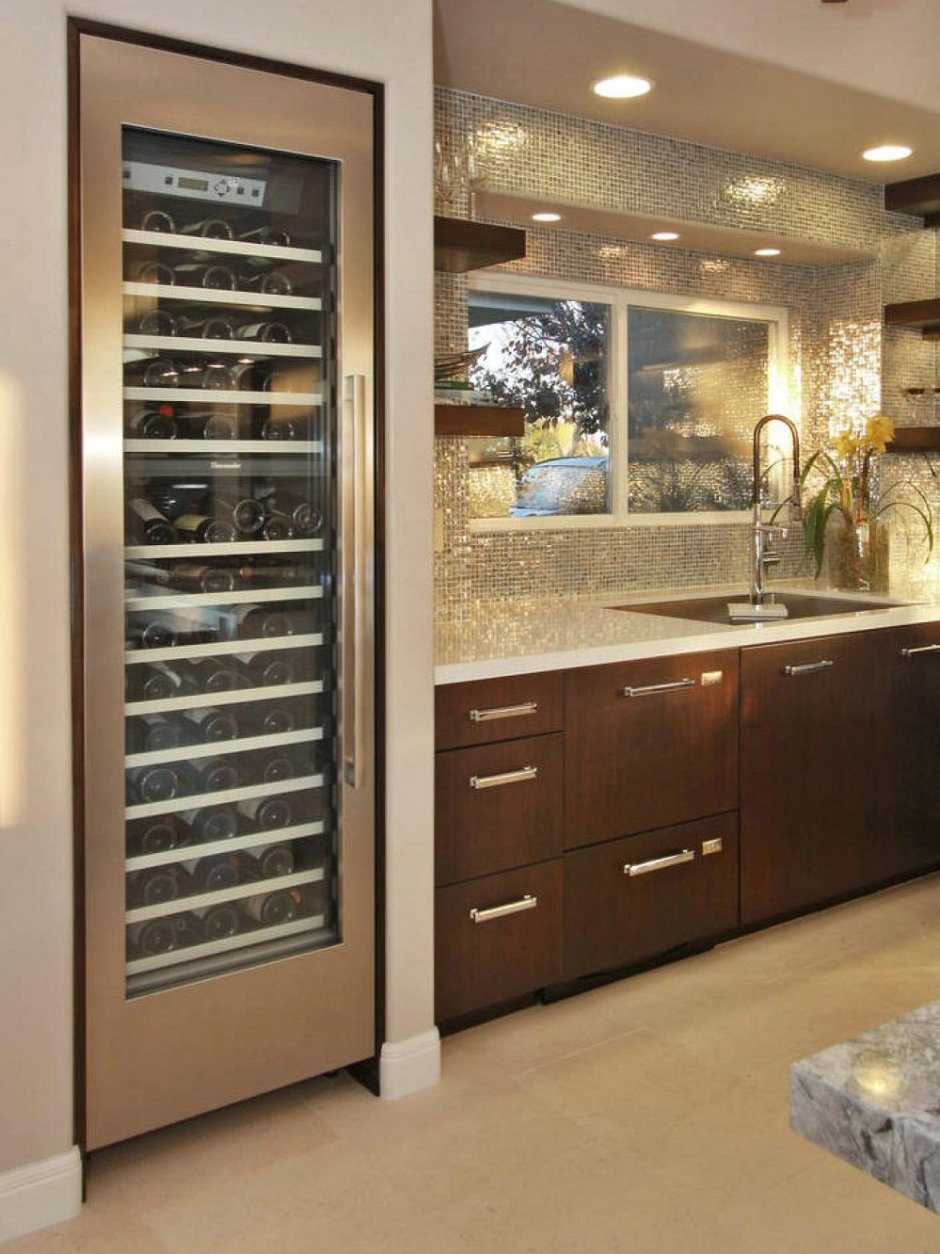 Винный холодильник в интерьере кухни