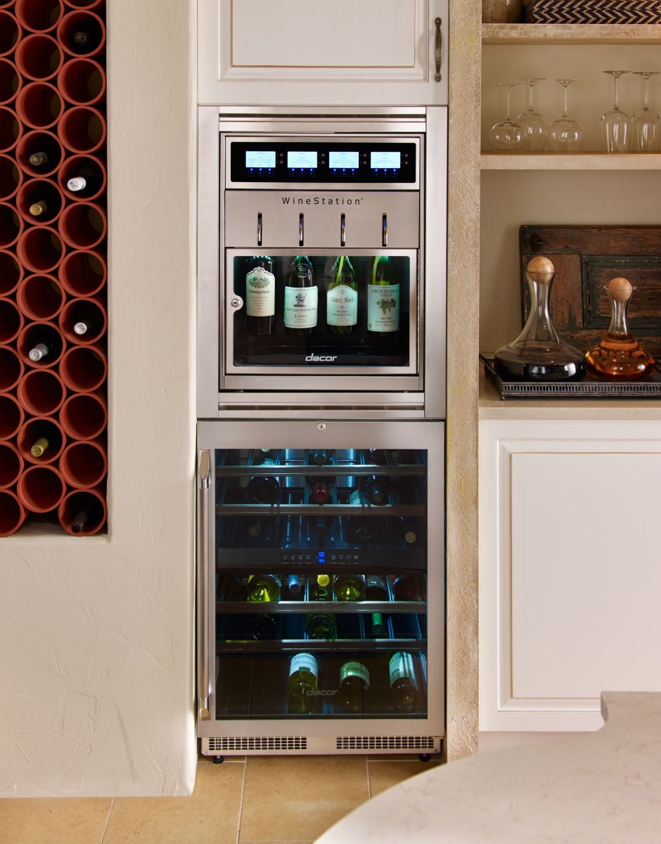 Винный холодильник в интерьере кухни