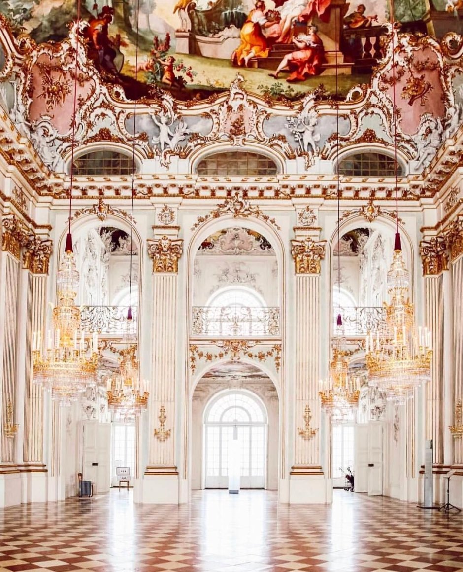 Декор дворцовых интерьеров