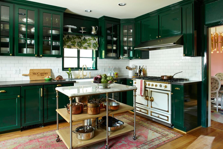Кухня в классическом стиле изумрудного цвета