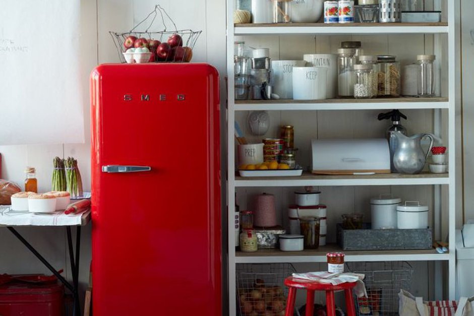 Ярко красный холодильник