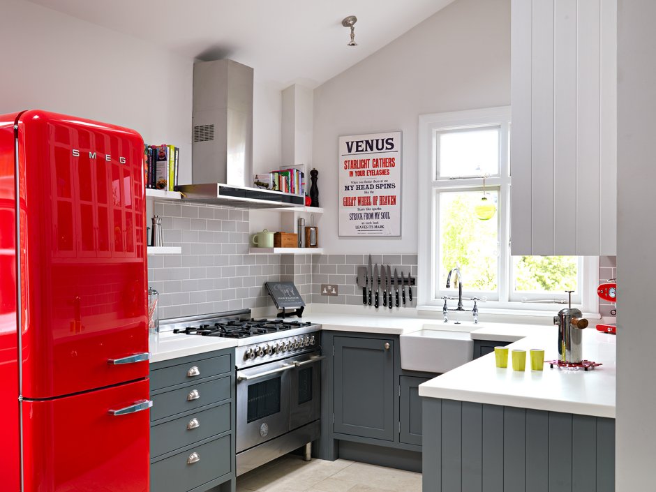Холодильник красного цвета в винтажном стиле