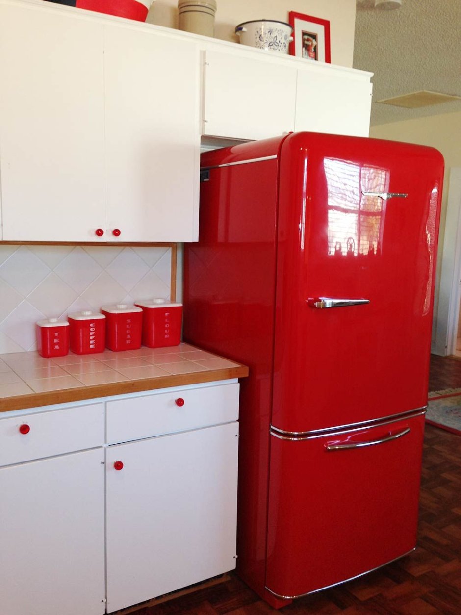 Старый красный холодильник
