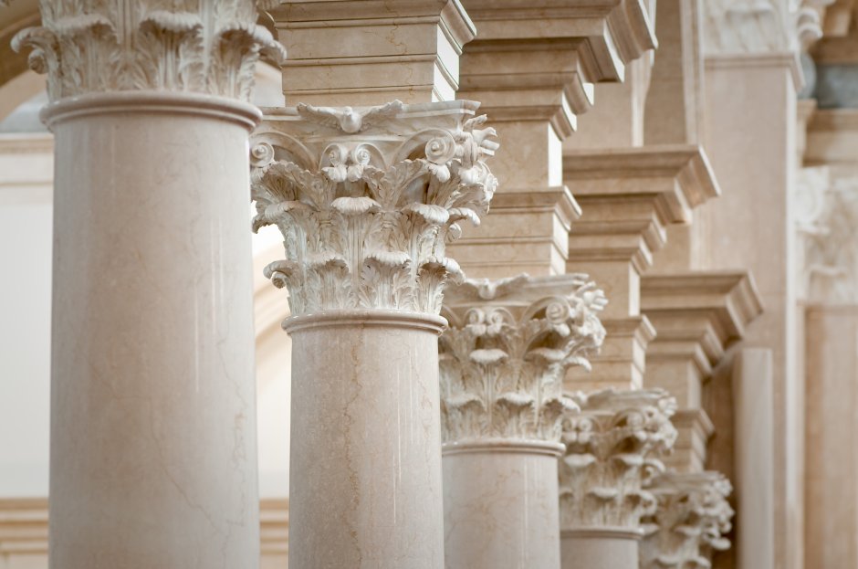 Интерьер холла с колоннами