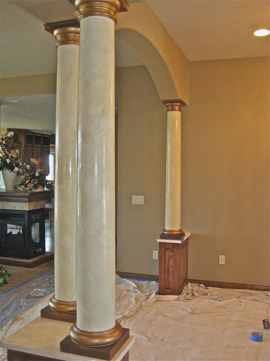 Мраморные колонны в интерьере