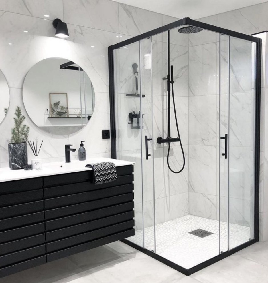 Черно белая ванная комната с душевой кабиной