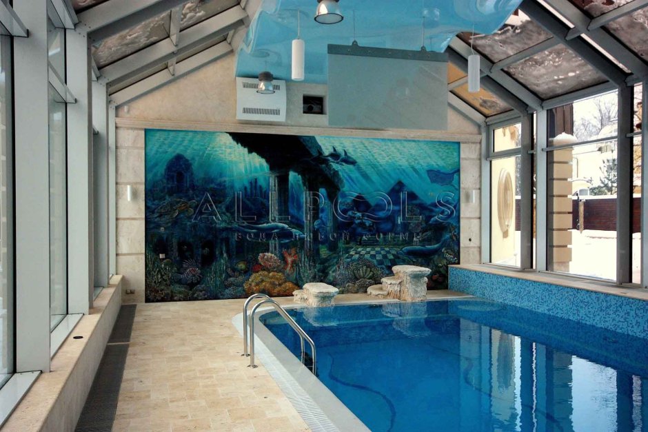 Красивая комната для бассейна в загородном доме