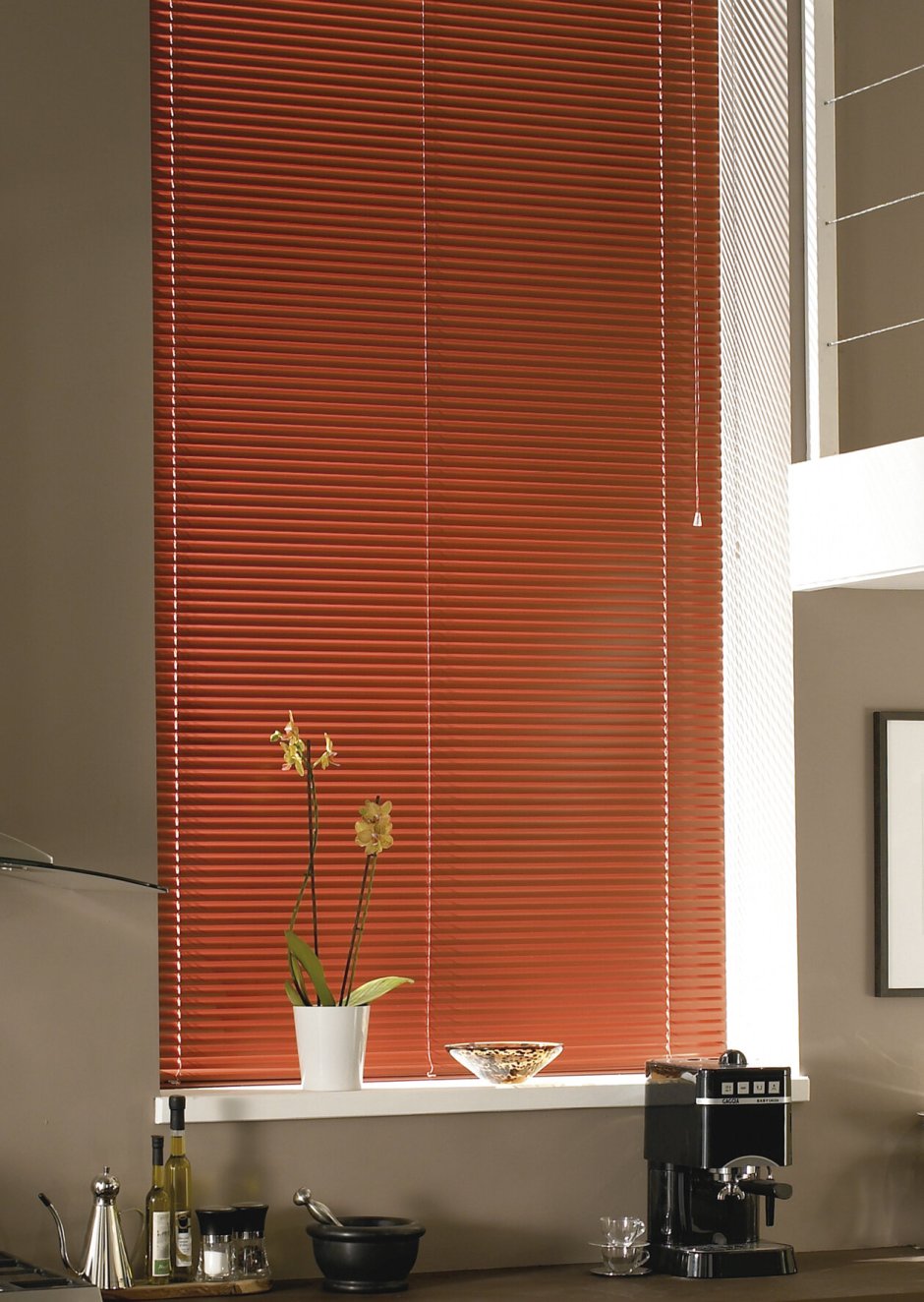 Розовые жалюзи в интерьере