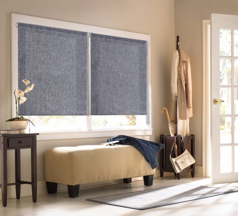 Деревянные жалюзи в спальне