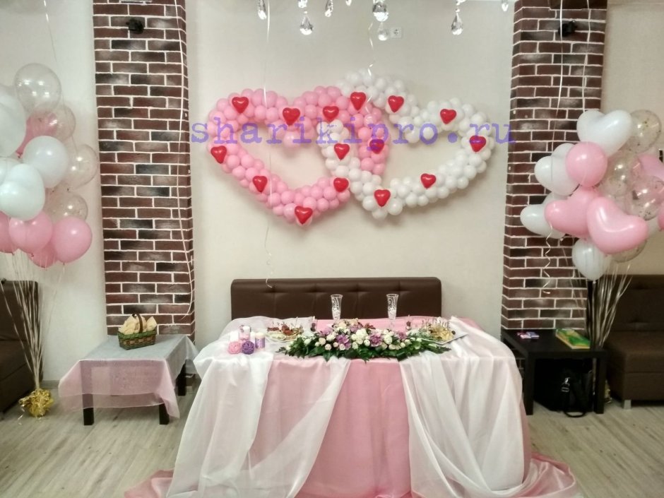 Украшение свадебного зала шарами и цветами