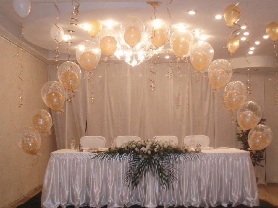 Свадебное украшение зала шарами из цветов