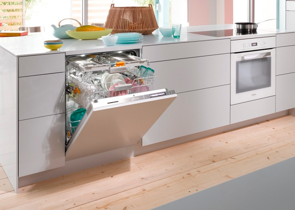 Встроенная посудомоечная машина на кухне