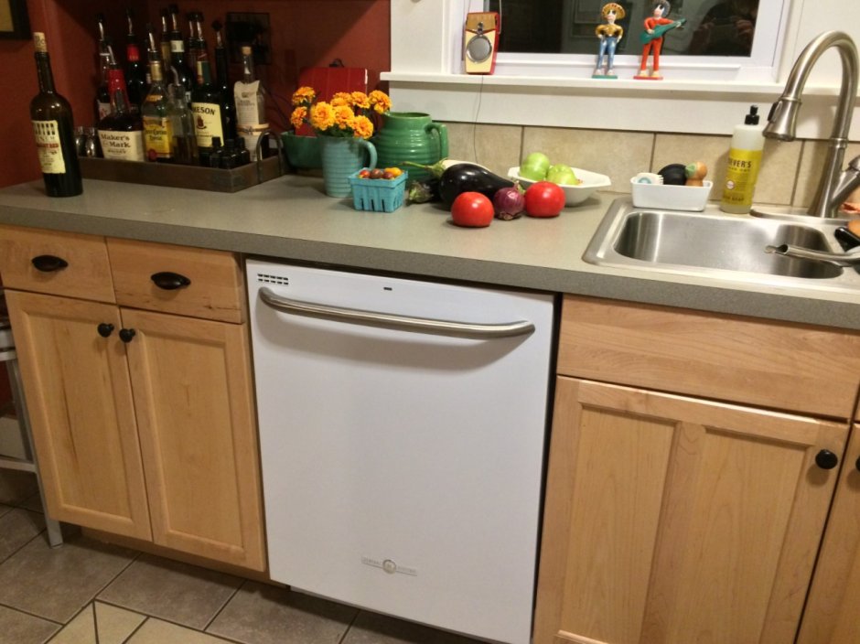 Отдельностоящая посудомоечная машина в интерьере кухни