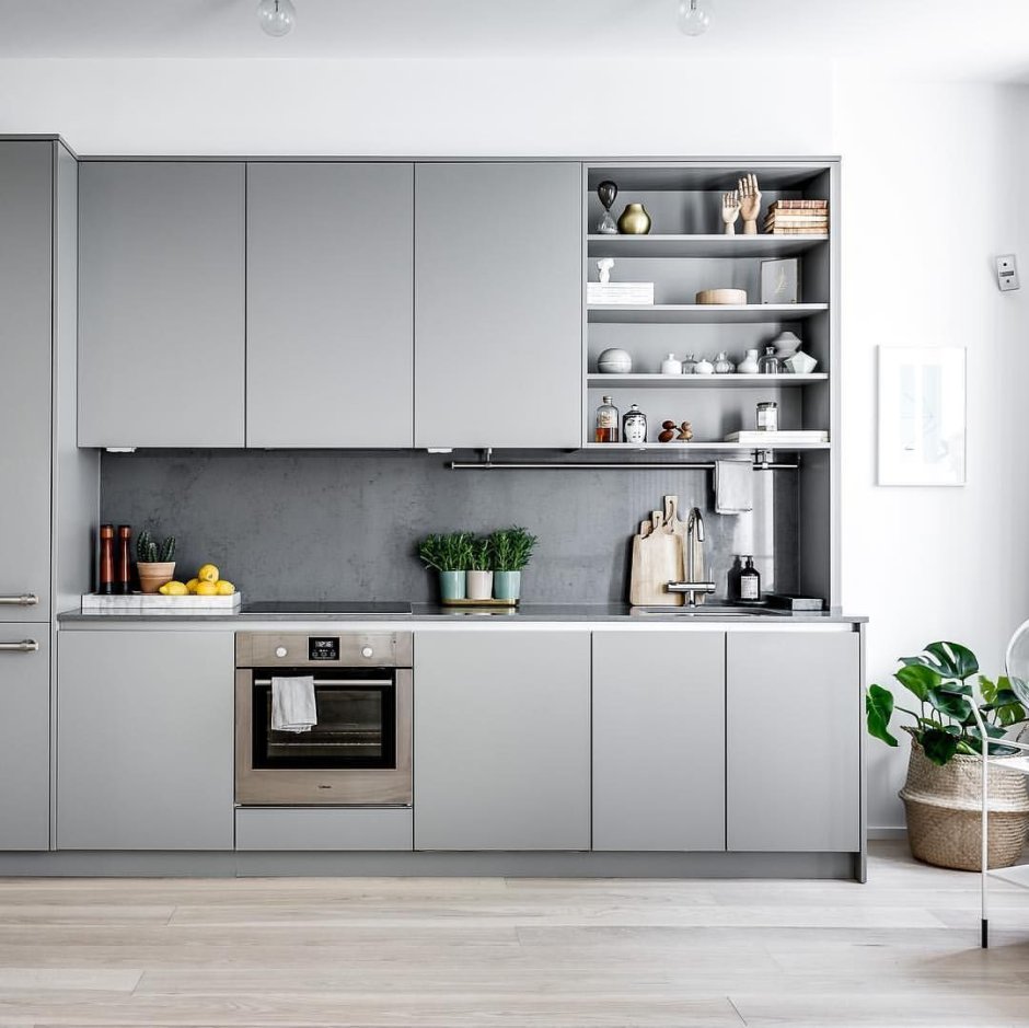 Кухня с серыми фасадами