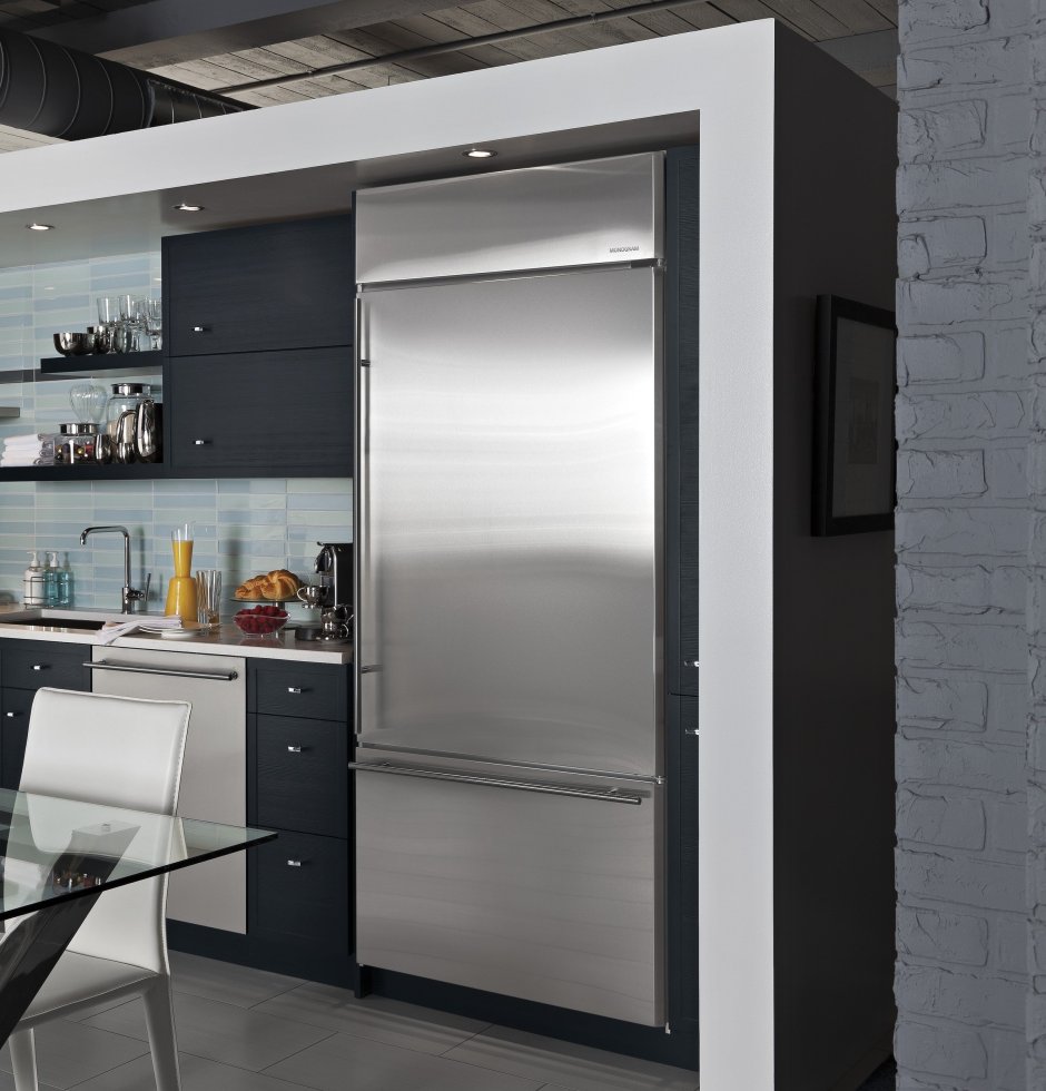 Серый цвет холодильника в интерьере кухни