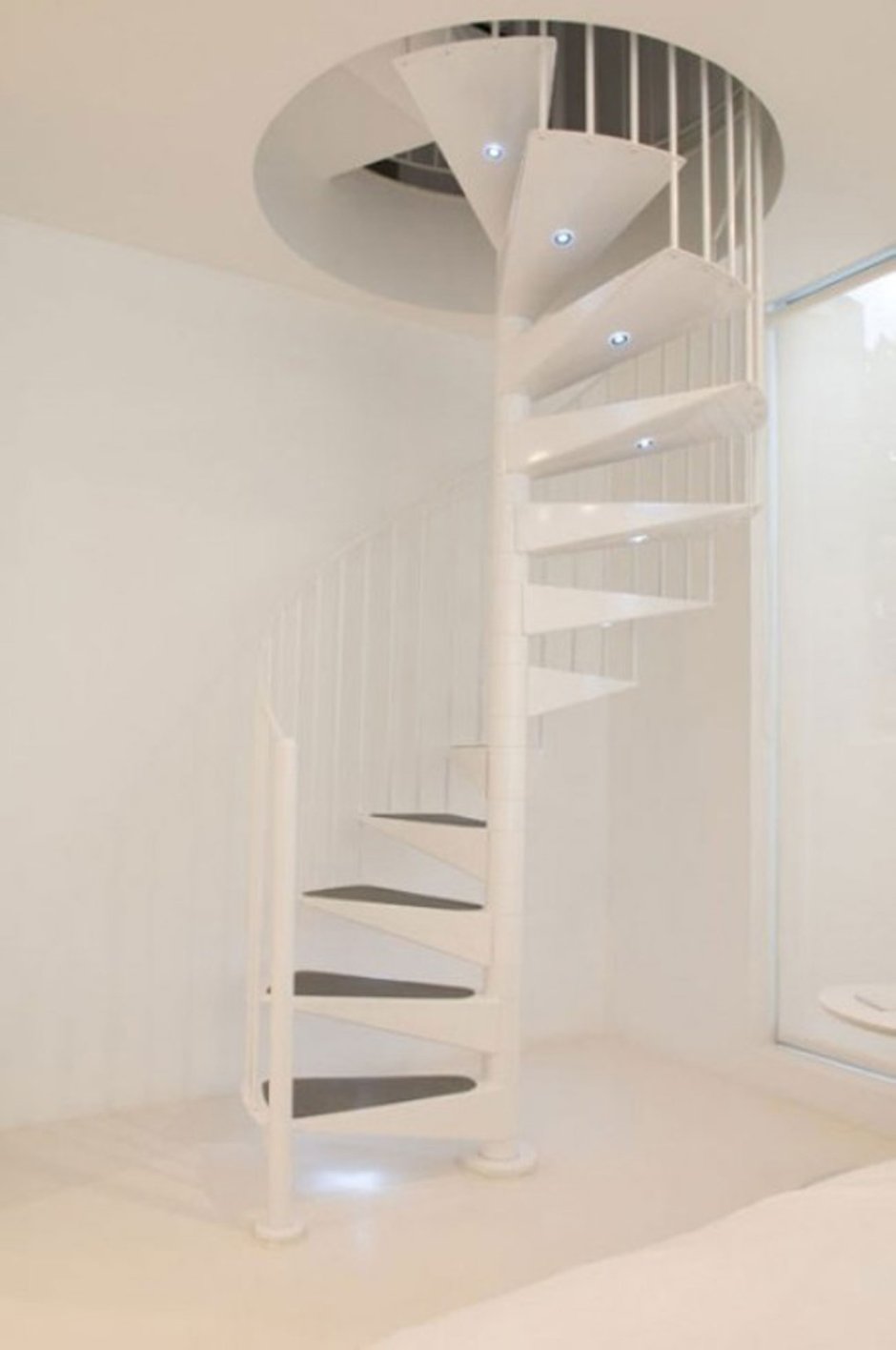 Винтовая лестница в гардеробной