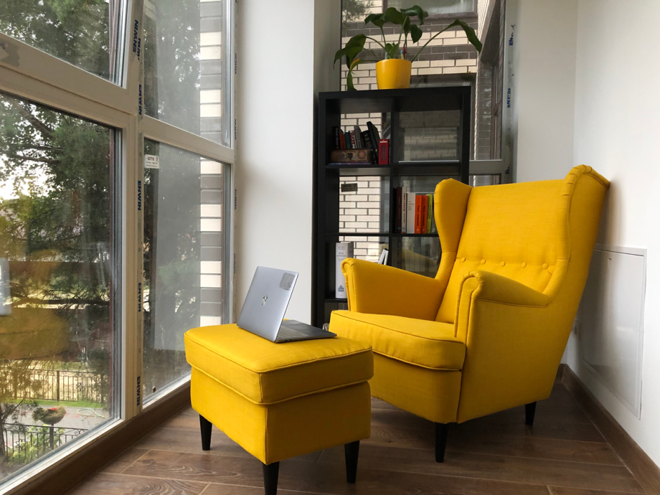 Желтое кресло в интерьере