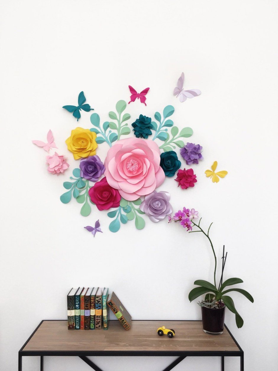 Декор из цветов на стену