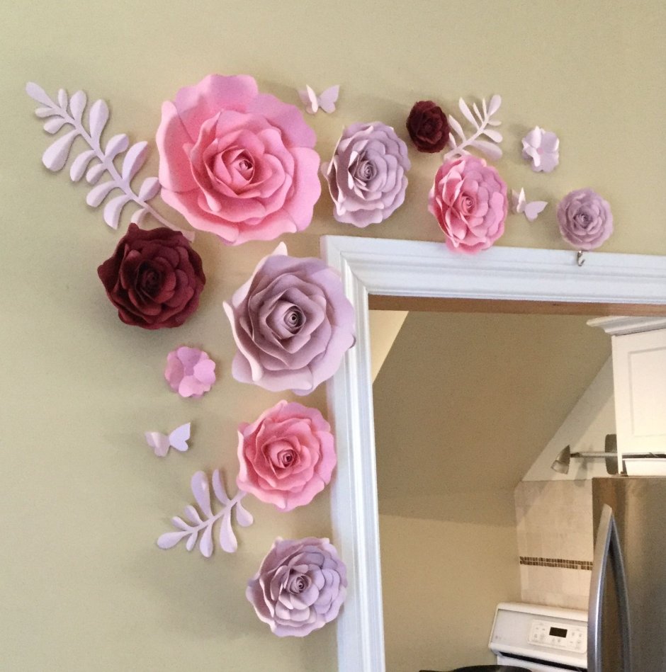 Декор из бумажных цветов на стену