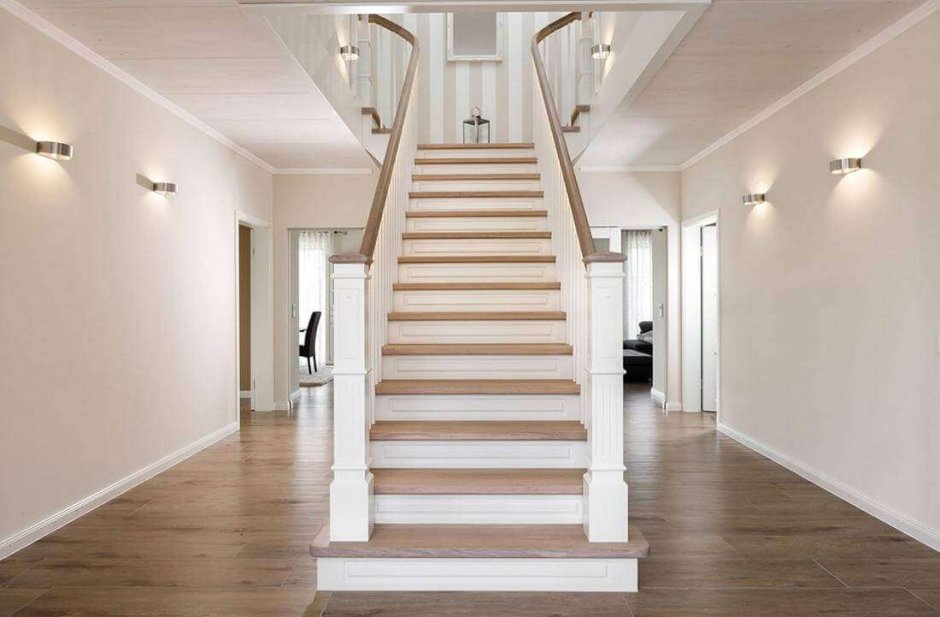 Белая лестница наверх