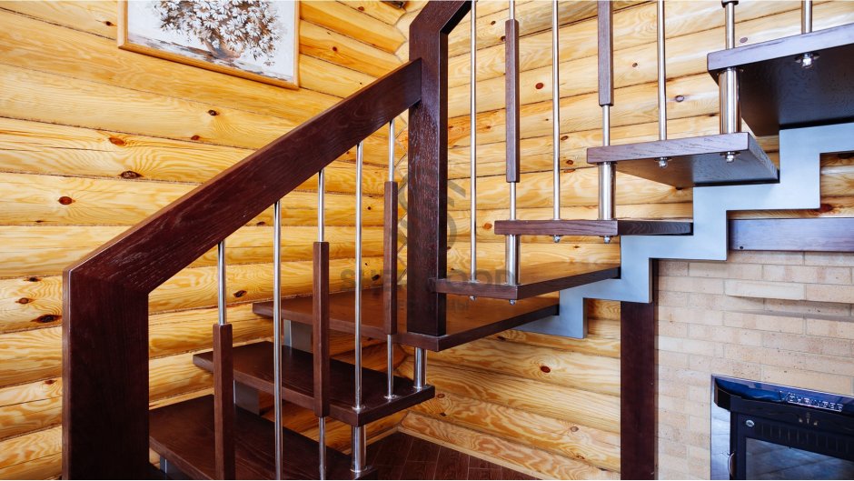 Прямая деревянная лестница на второй этаж