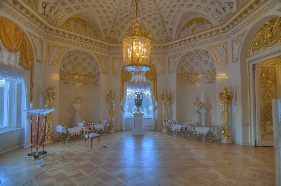 Меншиковский дворец белый бальный зал