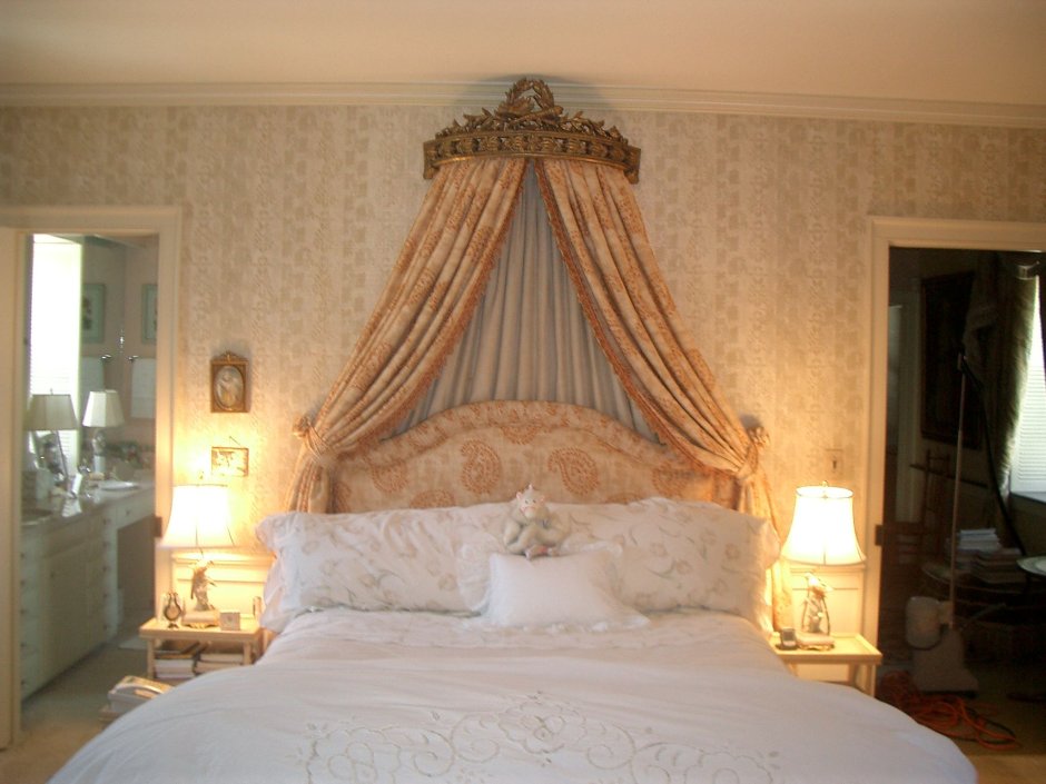 Деревянная корона над кроватью в спальне фото
