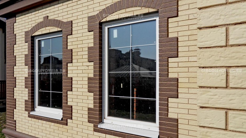 Несимметричные окна на фасаде