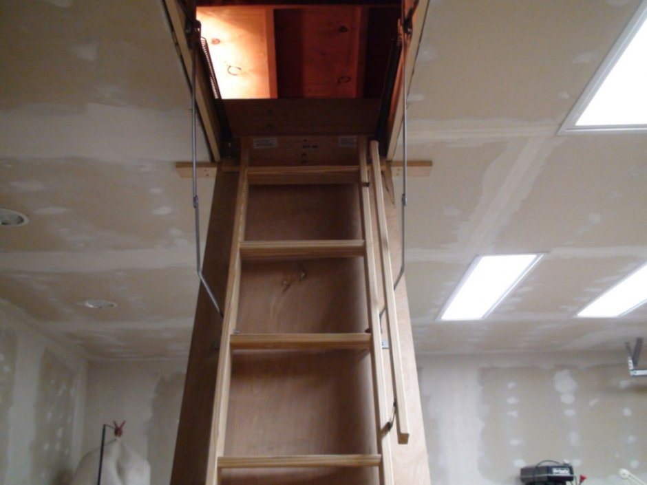 Чердачная лестница и натяжной потолок