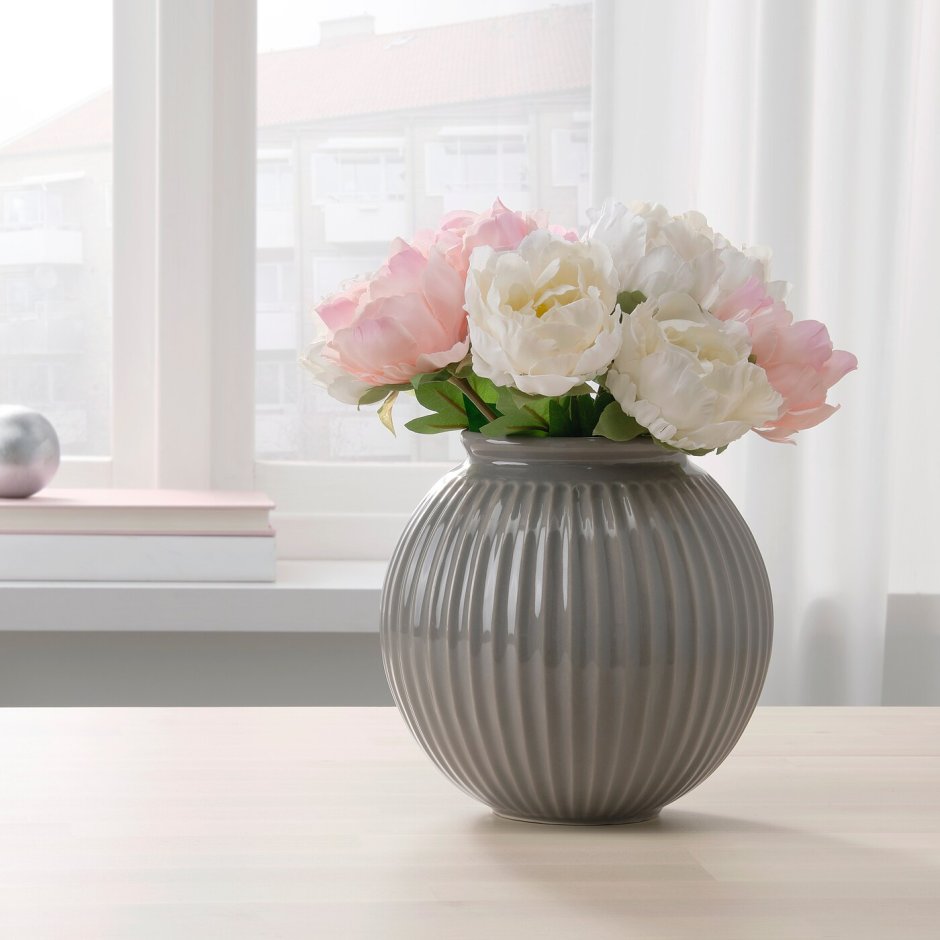 Фон стол ваза с цветами лампа